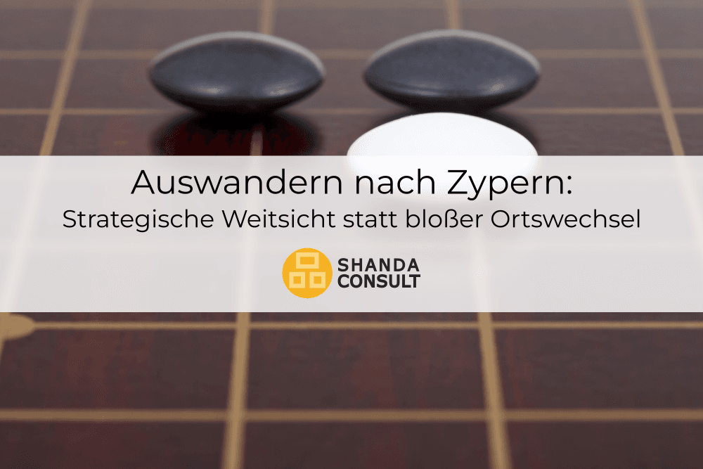Nahaufnahme eines Go-Spielbretts mit schwarzen und weißen Steinen, das strategische Planung und unternehmerische Weitsicht für die Ansiedlung auf Zypern symbolisiert.